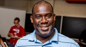 !A smiling Professors John Aidoo in a Rose-Hulman lab.