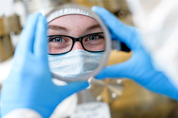 Female student in MiNDs lab